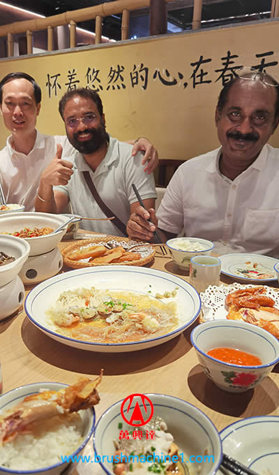 Indian customers were enjoying Chinese dishes with us together.jpg